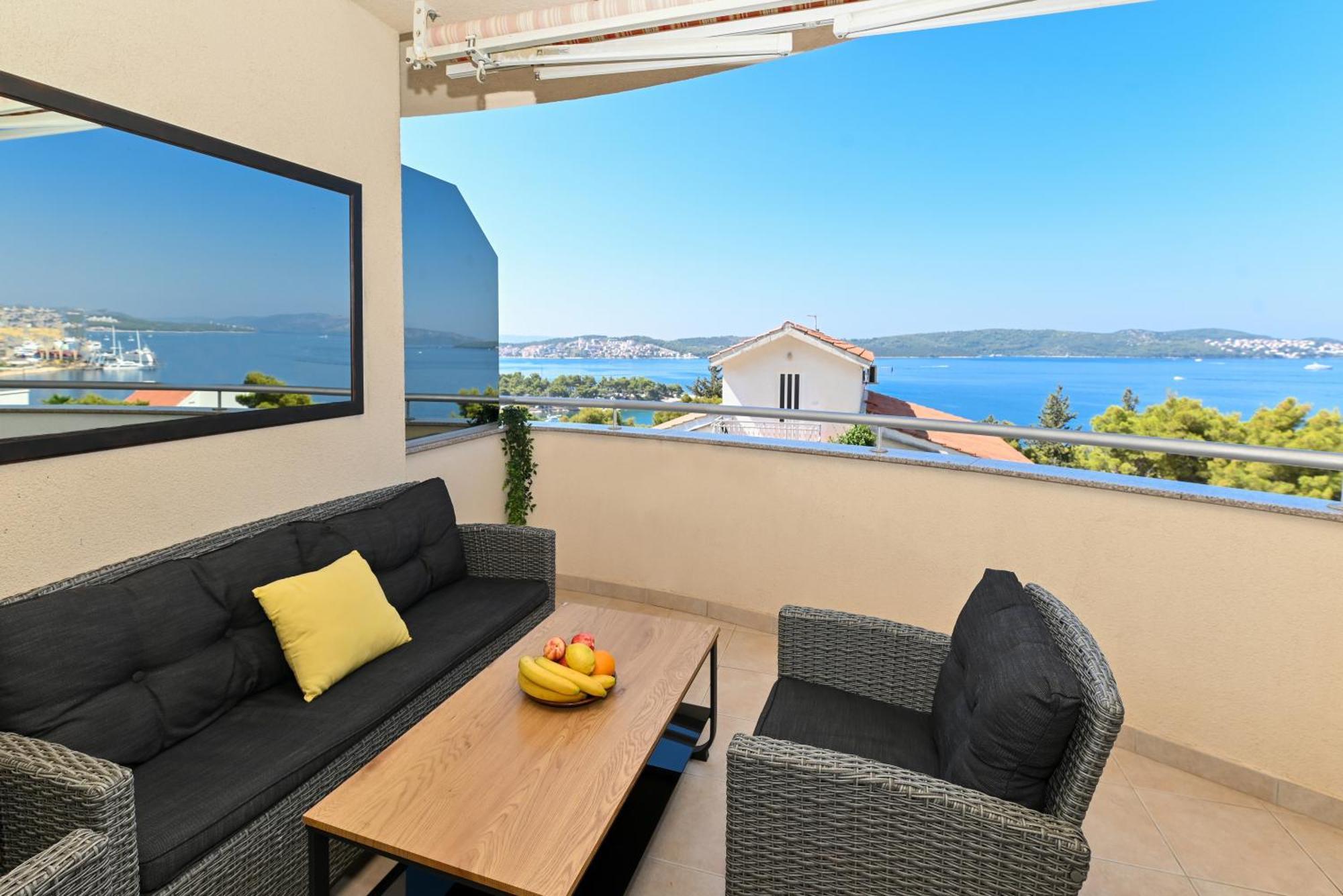 Sunny Place With Sea View Trogir Eksteriør billede