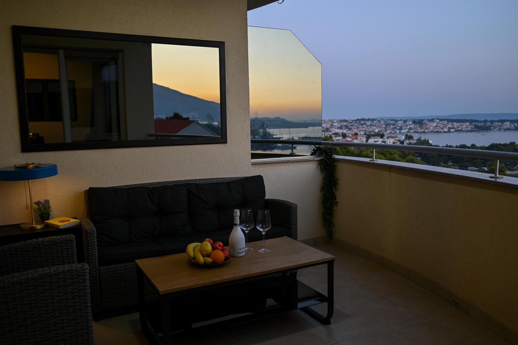Sunny Place With Sea View Trogir Eksteriør billede