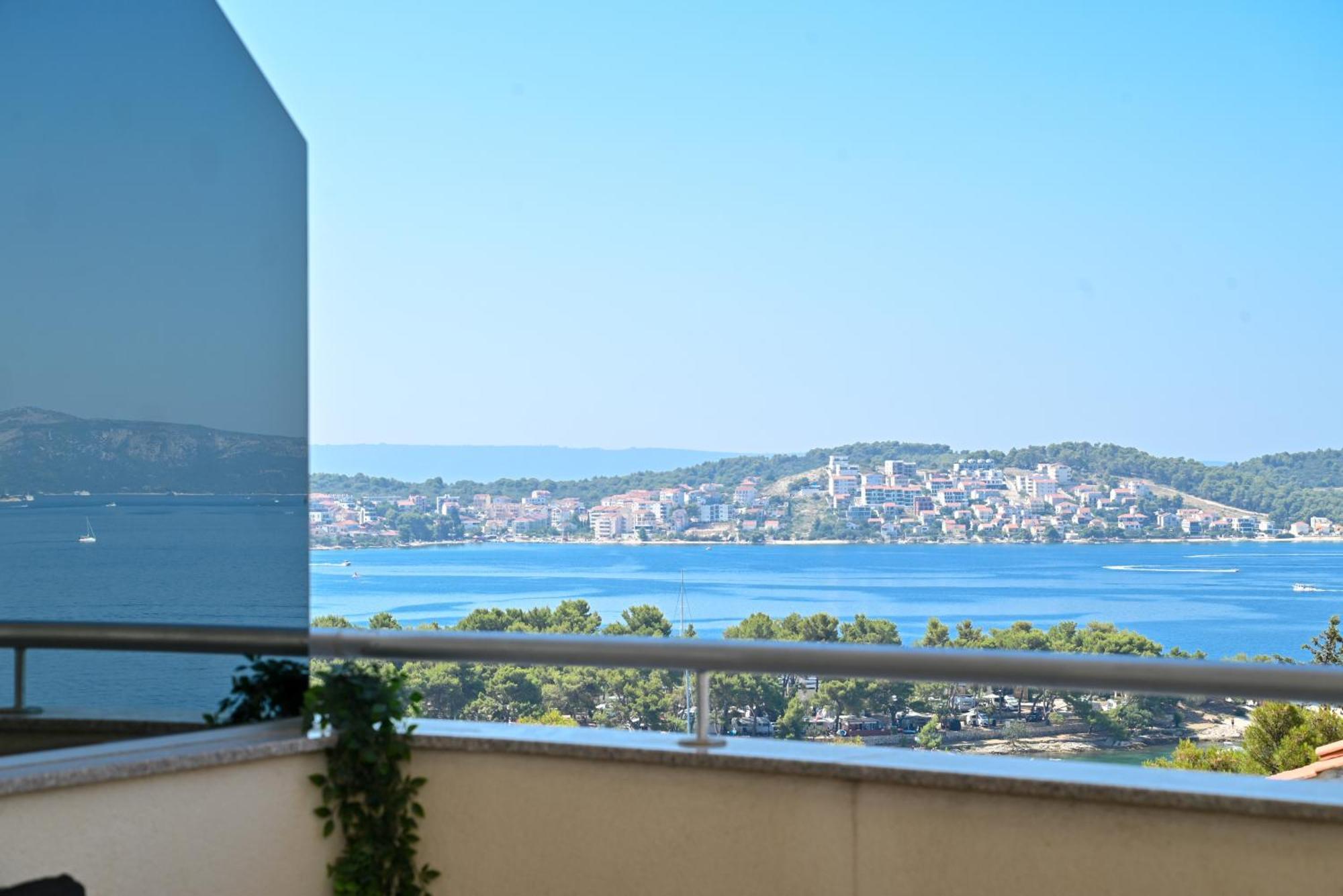 Sunny Place With Sea View Trogir Eksteriør billede