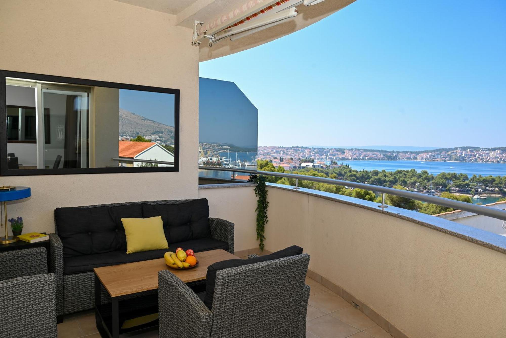 Sunny Place With Sea View Trogir Eksteriør billede