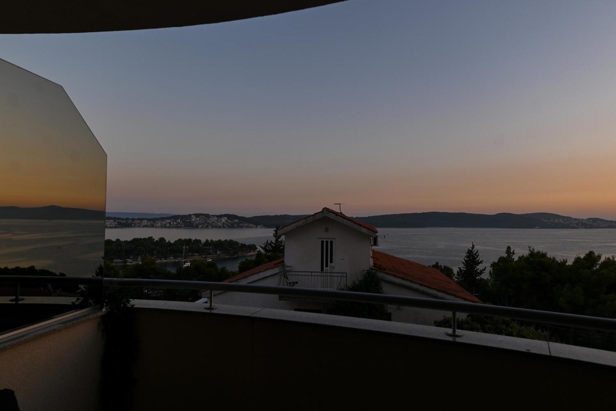 Sunny Place With Sea View Trogir Eksteriør billede