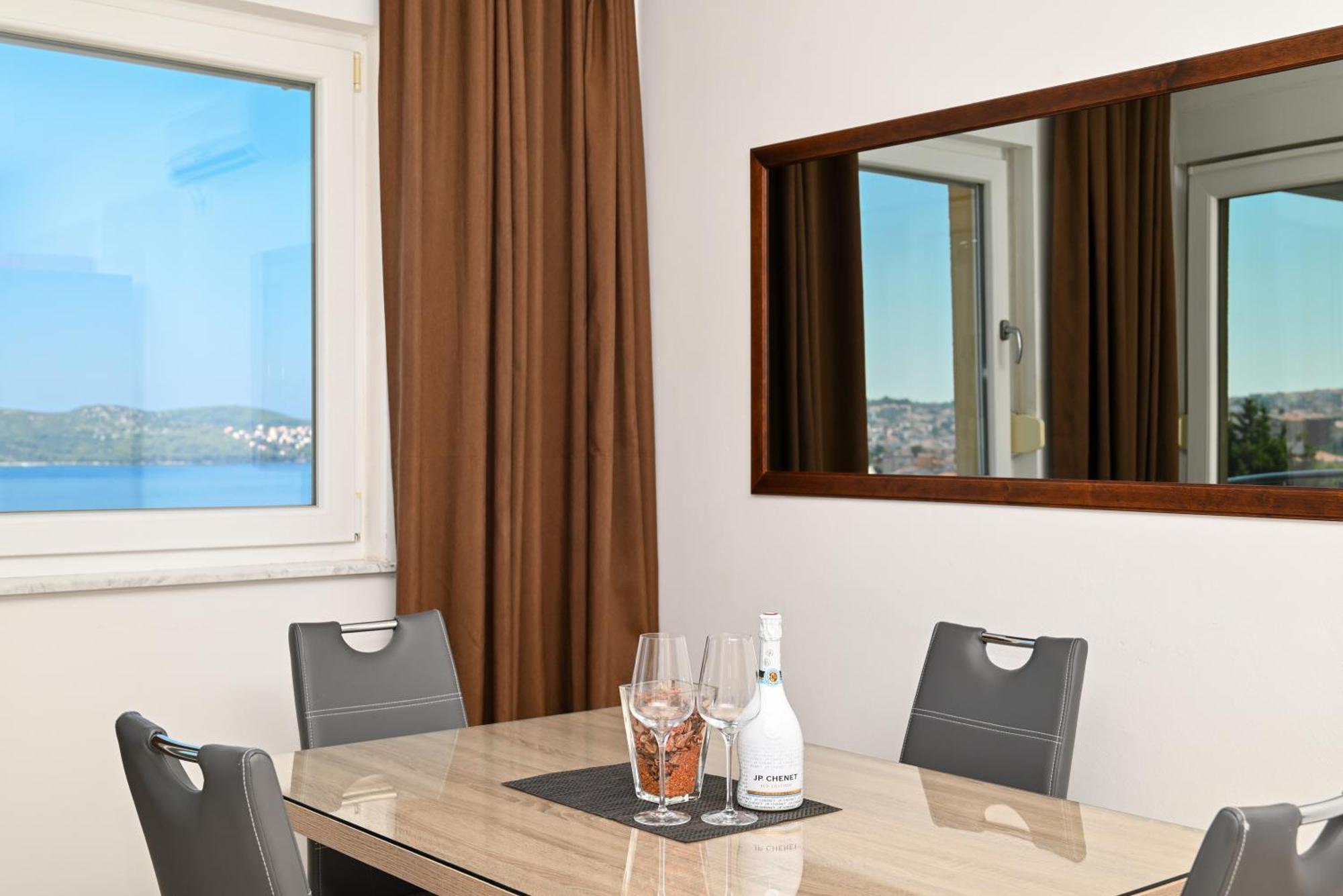 Sunny Place With Sea View Trogir Eksteriør billede