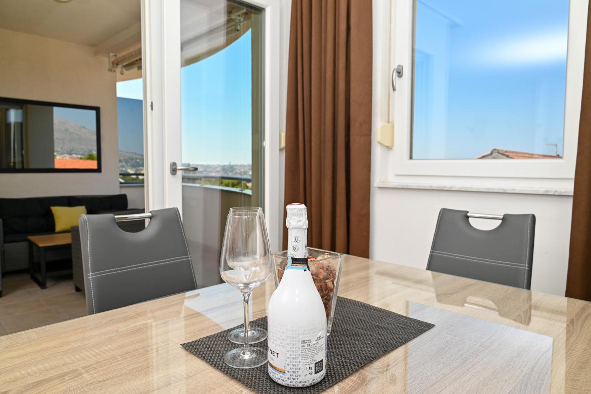 Sunny Place With Sea View Trogir Eksteriør billede